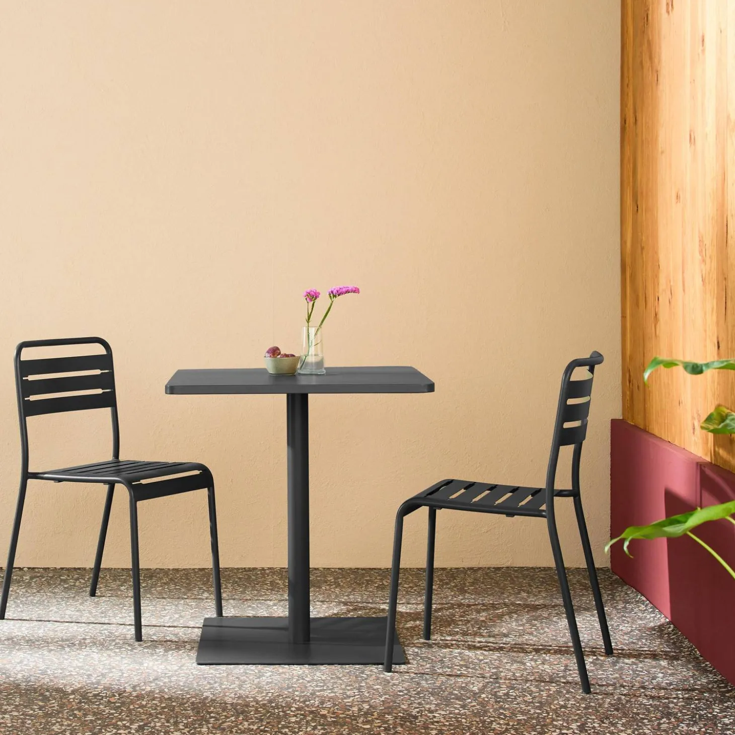 Bistro-Gartentisch quadratisch aus Stahl + 2 Stühle