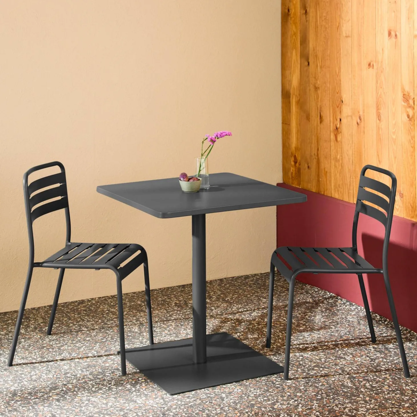Bistro-Gartentisch quadratisch aus Stahl + 2 Stühle