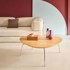 Dreieckiger Couchtisch mit verchromten Metallbeinen und Holzlook