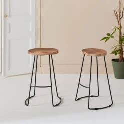 2er-Set Barhocker aus Mangoholz und Stahl, Fußstütze, 65 cm