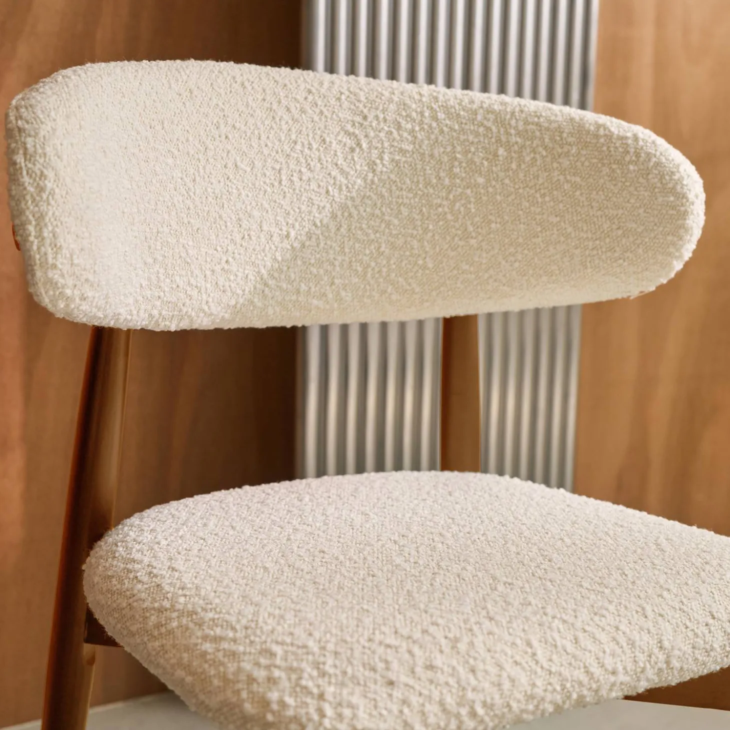 2er-Set Heveaholzstühle mit Bouclé-Bezug