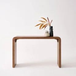 Exotische Konsole aus Akazienholz