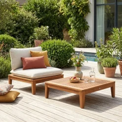 Gartensessel und Couchtisch aus Akazienholz Bezug mit Bouclé-Look