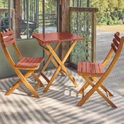 Gartentisch aus Akazienholz, 2 Klappstühle