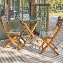 Gartentisch aus Akazienholz, 2 Klappstühle