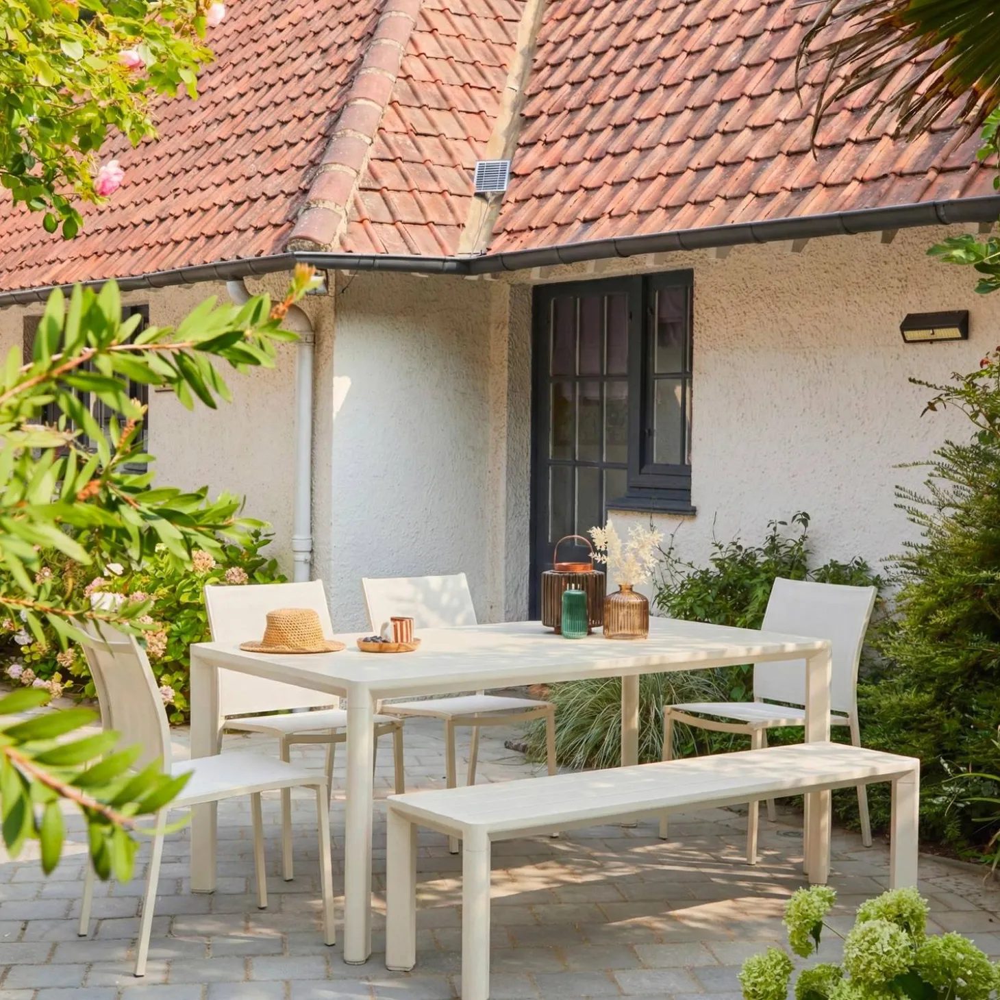 Gartentisch, 1 Bank und 4 Stühle aus Aluminium und Textilene
