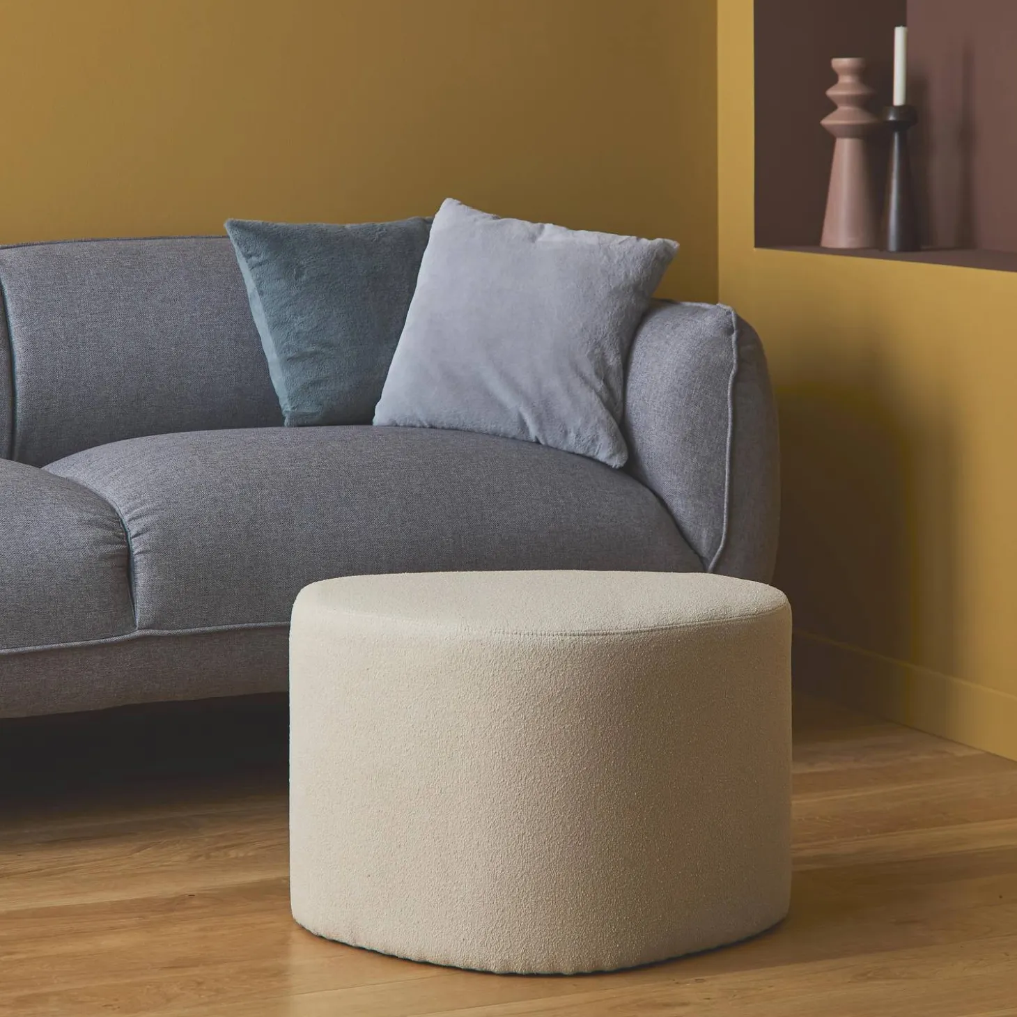 Hocker in Kieselsteinform mit Stoffbezug