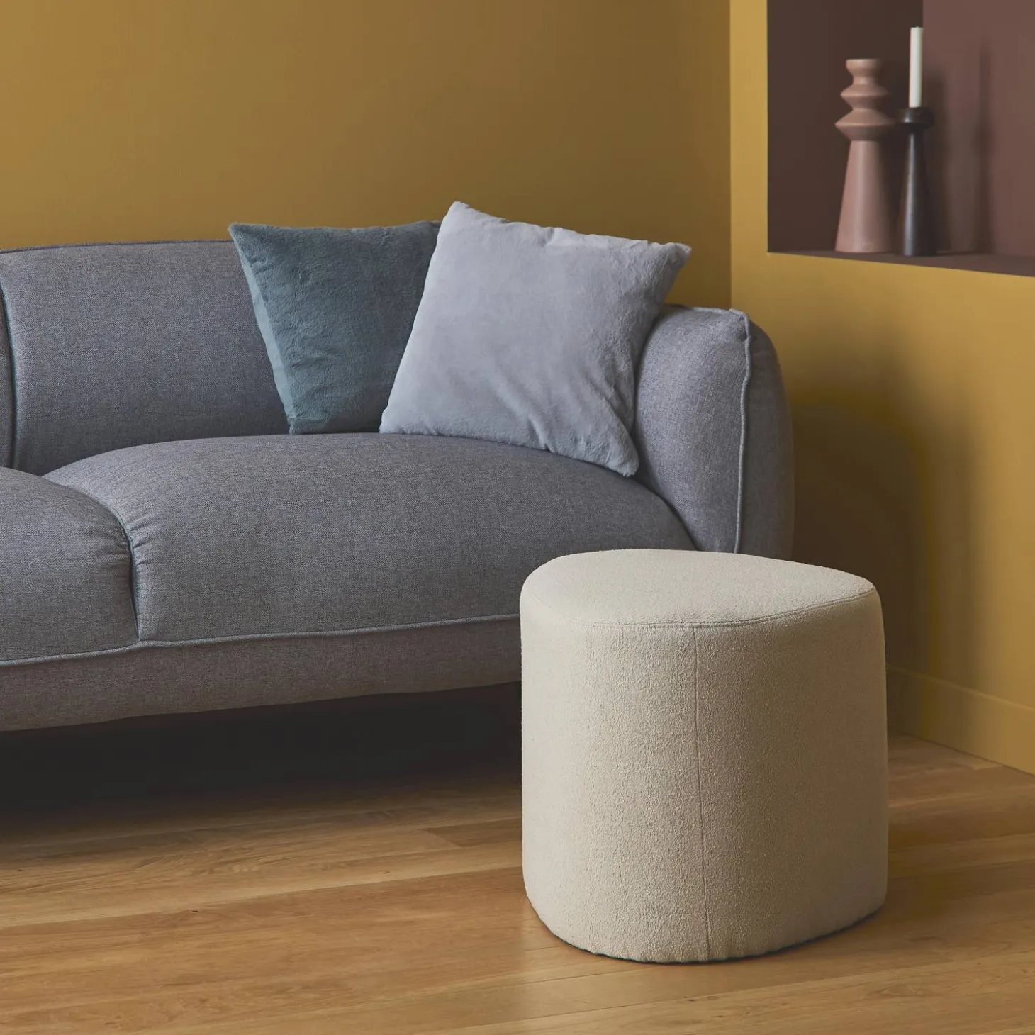 Hocker in Kieselsteinform mit Stoffbezug