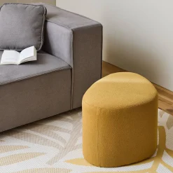 Hocker in Kieselsteinform mit Stoffbezug