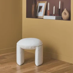 Hocker mit Bezug aus strukturiertem Bouclé