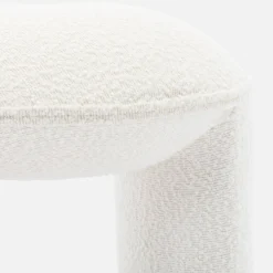 Hocker mit Bezug aus strukturiertem Bouclé