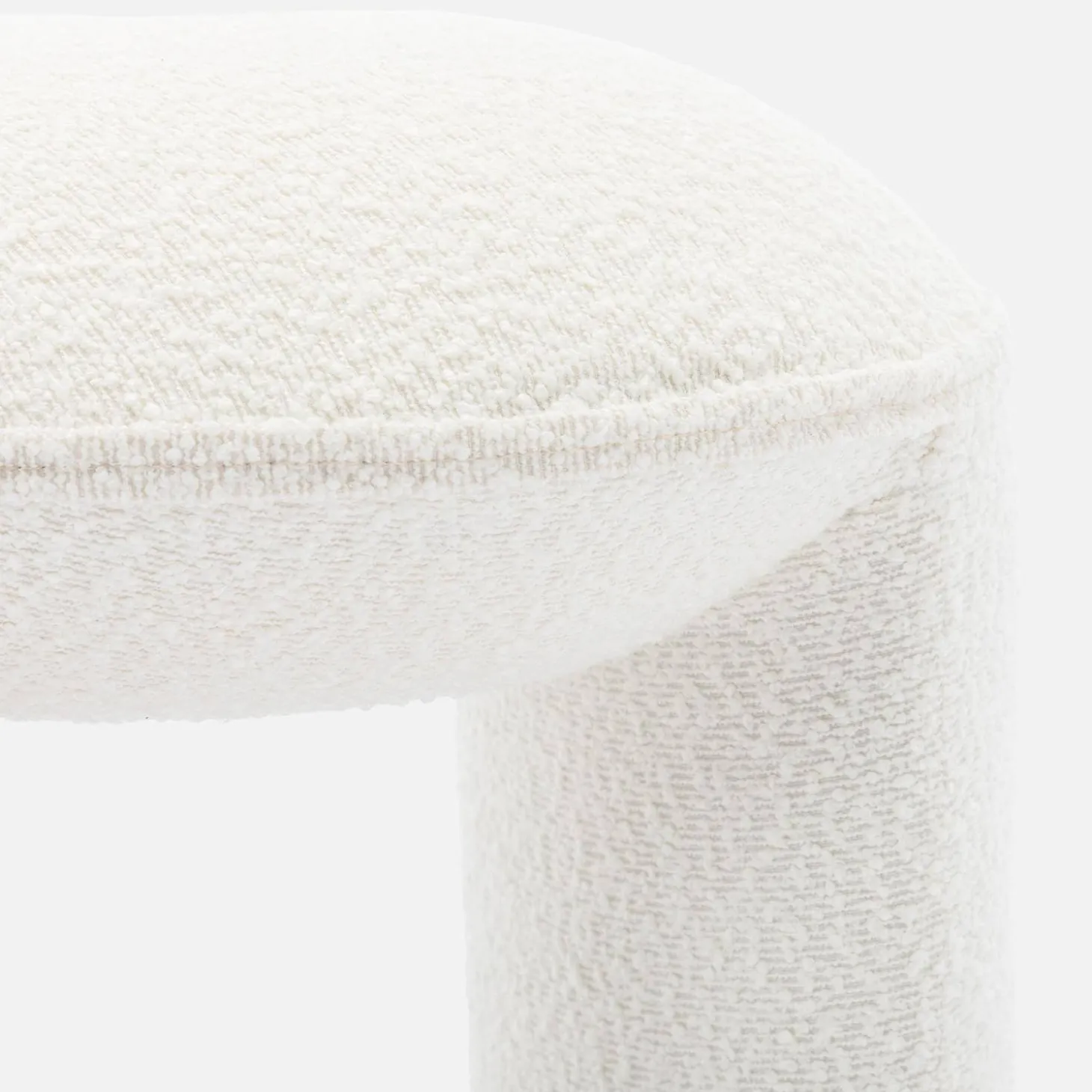 Hocker mit Bezug aus strukturiertem Bouclé