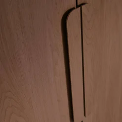 Kleiderschrank im Holzlook mit 2 Türen, Regalen und Kleiderstange