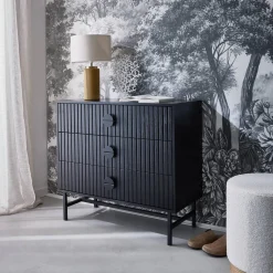 Kommode mit 3 Schubladen im geriffelten Holzlook, schwarzen