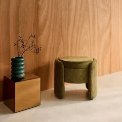 Moderner Hocker mit Stoffbezug und Stauraum