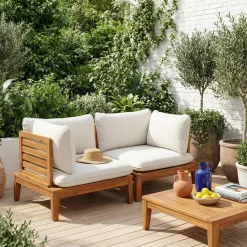 Modulare Gartenbank aus Akazienholz mit Seitenteilen und Bezug mit Bouclé-Look
