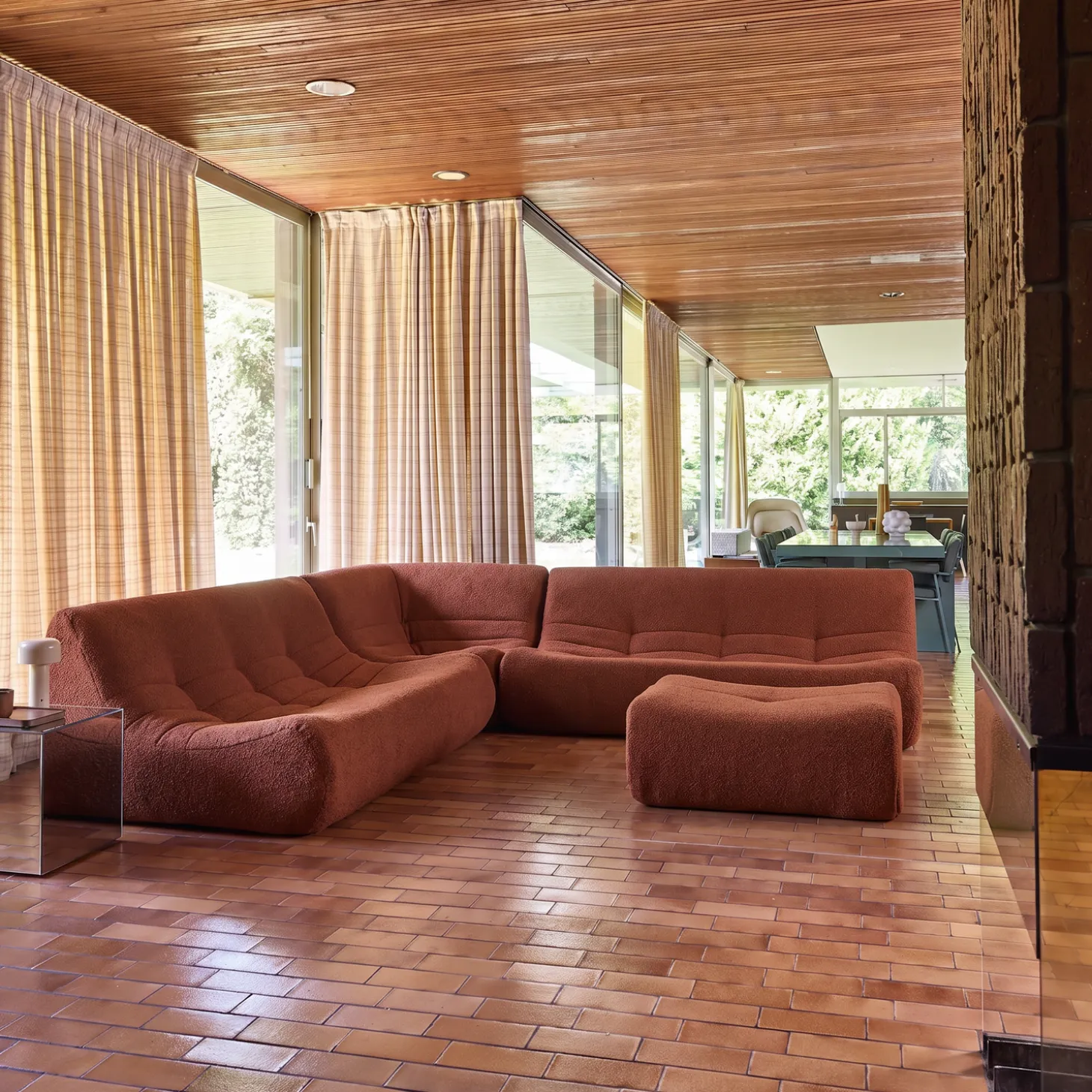Modulares Ecksofa für 7 Personen mit strukturiertem Bouclé-Bezug und Hocker