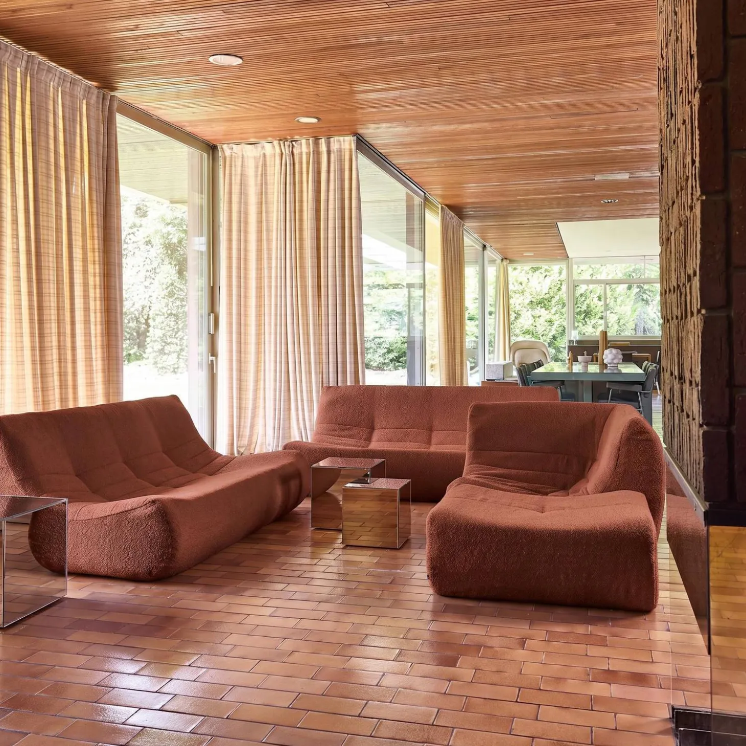 Modulares Ecksofa für 7 Personen mit strukturiertem Bouclé-Bezug und Hocker