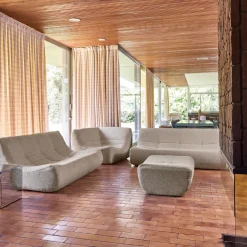 Modulares Ecksofa für 7 Personen mit strukturiertem Bouclé-Bezug und Hocker