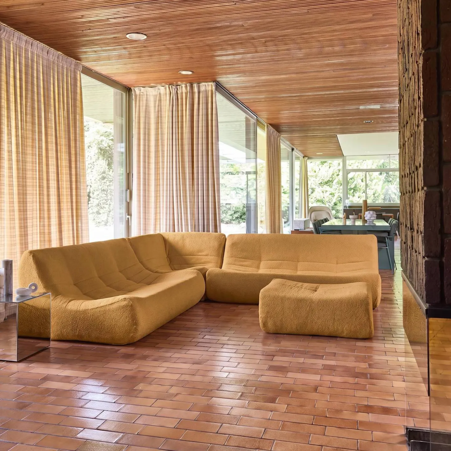 Modulares Ecksofa für 7 Personen mit strukturiertem Bouclé-Bezug und Hocker