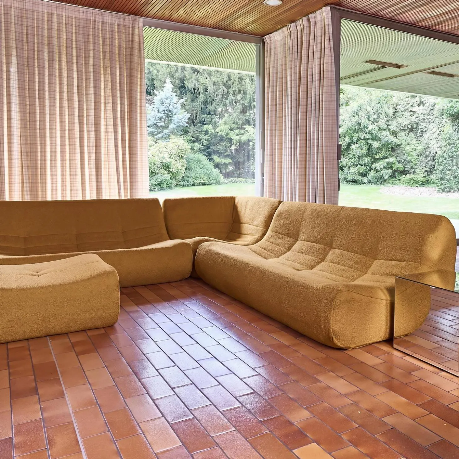 Modulares Ecksofa für 7 Personen mit strukturiertem Bouclé-Bezug und Hocker