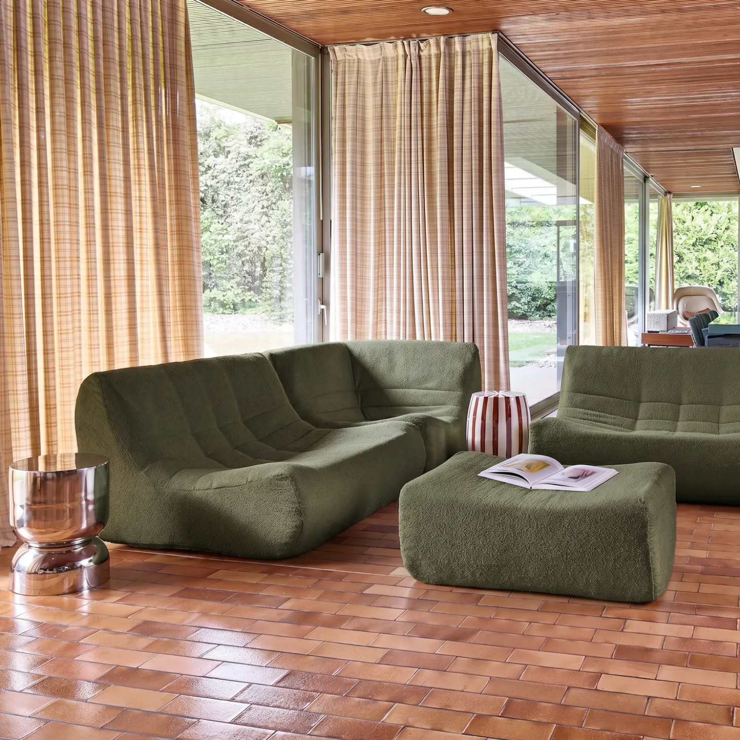 Modulares 5-Sitzer Ecksofa mit strukturiertem Bouclé-Bezug und Hocker