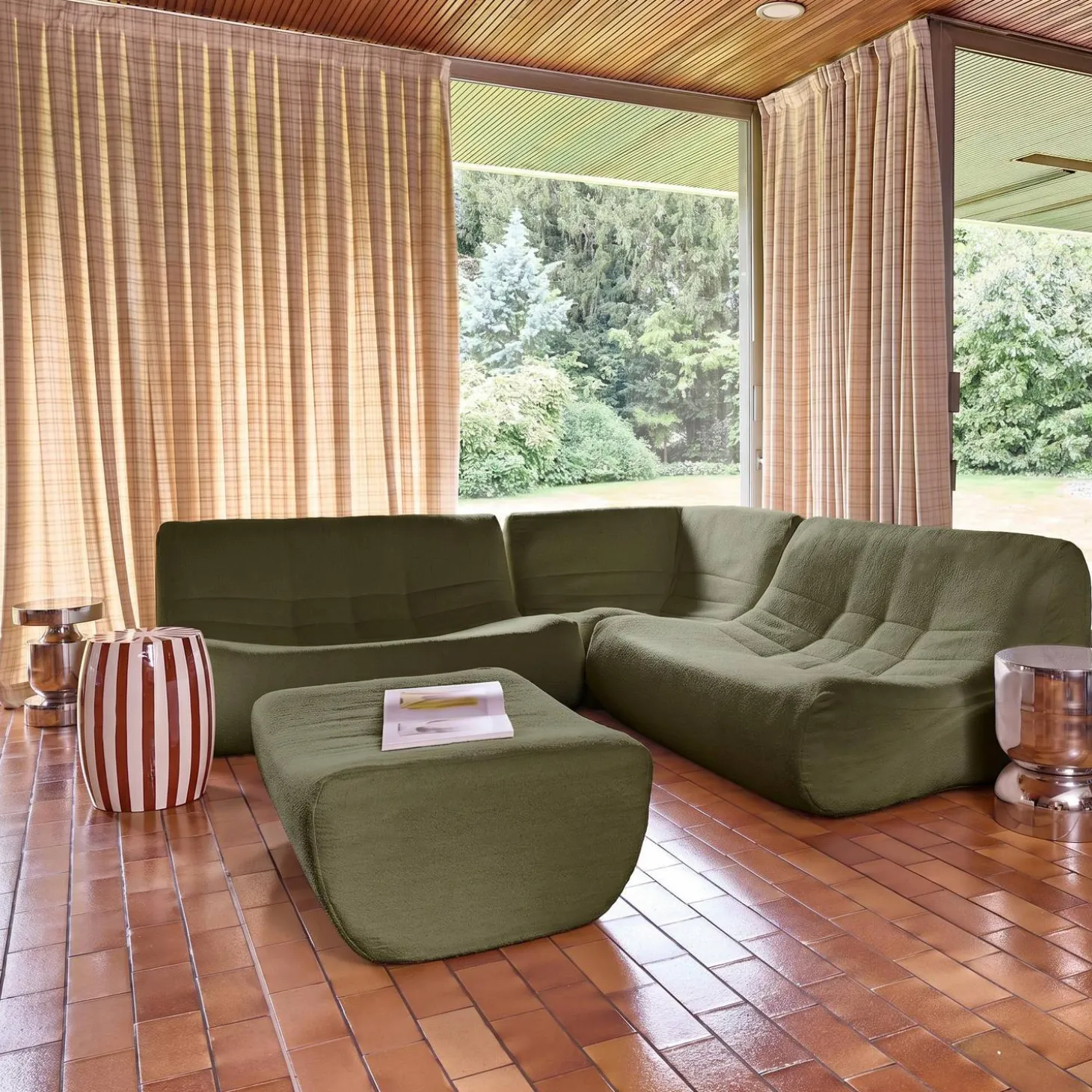 Modulares 5-Sitzer Ecksofa mit strukturiertem Bouclé-Bezug und Hocker
