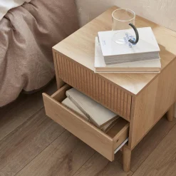 Nachttisch mit zwei Schubladen