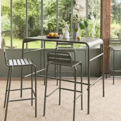Outdoor-Bartisch + 4 Barhocker mit Lehne aus Stahl