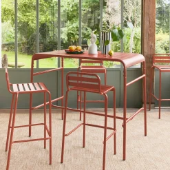 Outdoor-Bartisch + 4 Barhocker mit Lehne aus Stahl