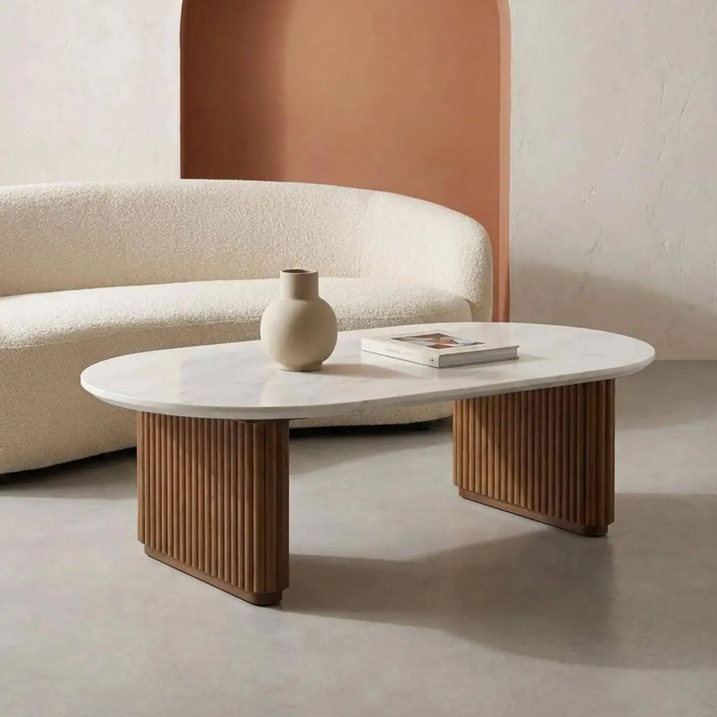 Ovaler Couchtisch aus Hevea-Holz mit Steinoptik-Furnier