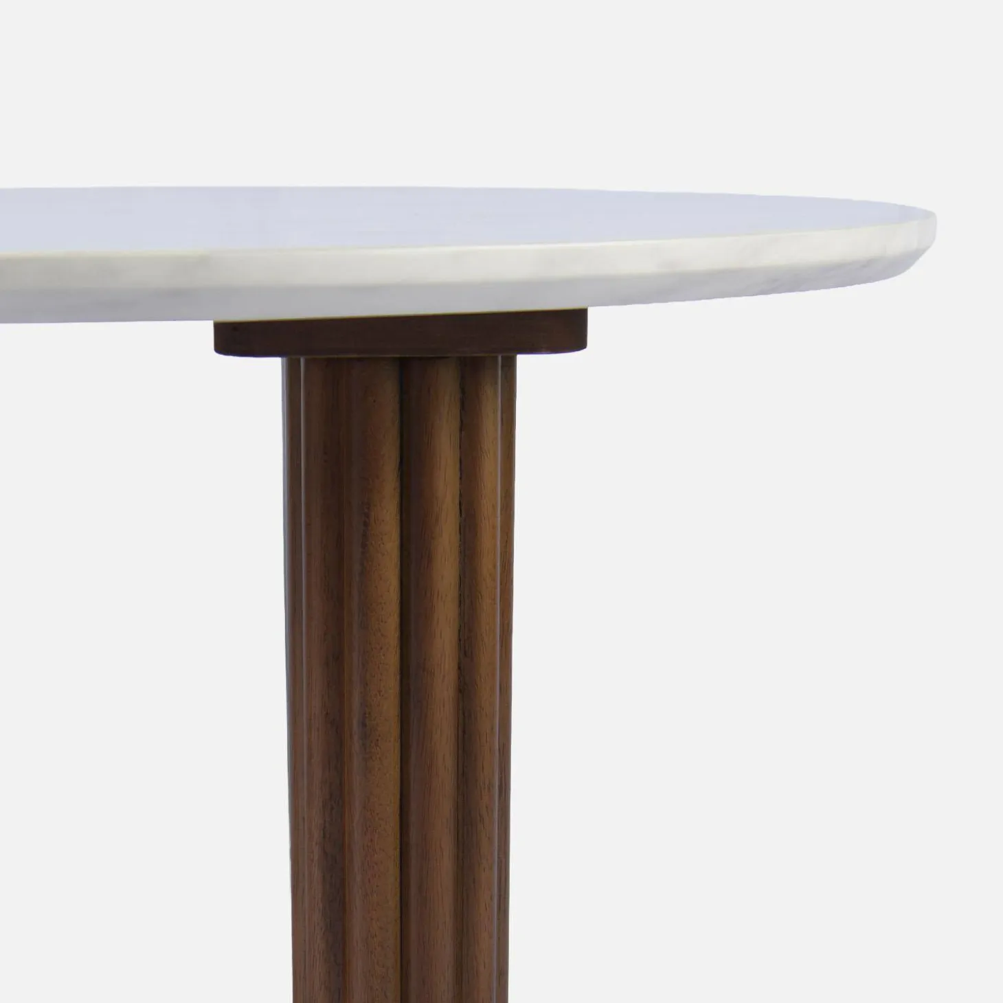 Ovaler Couchtisch aus Hevea-Holz mit Steinoptik-Furnier