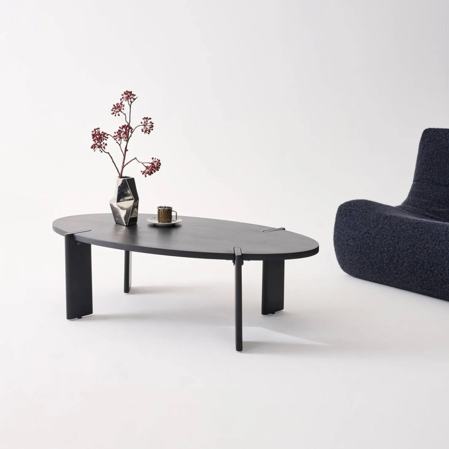 Ovaler Couchtisch aus Massivholz 120 cm