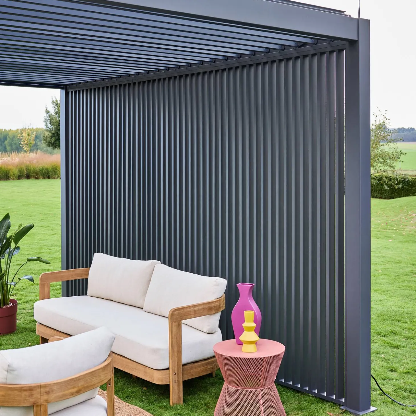 Pergola mit Lamellendach Triomphe 3x4m mit 3 vertikalen Lamellenwänden 130 cm