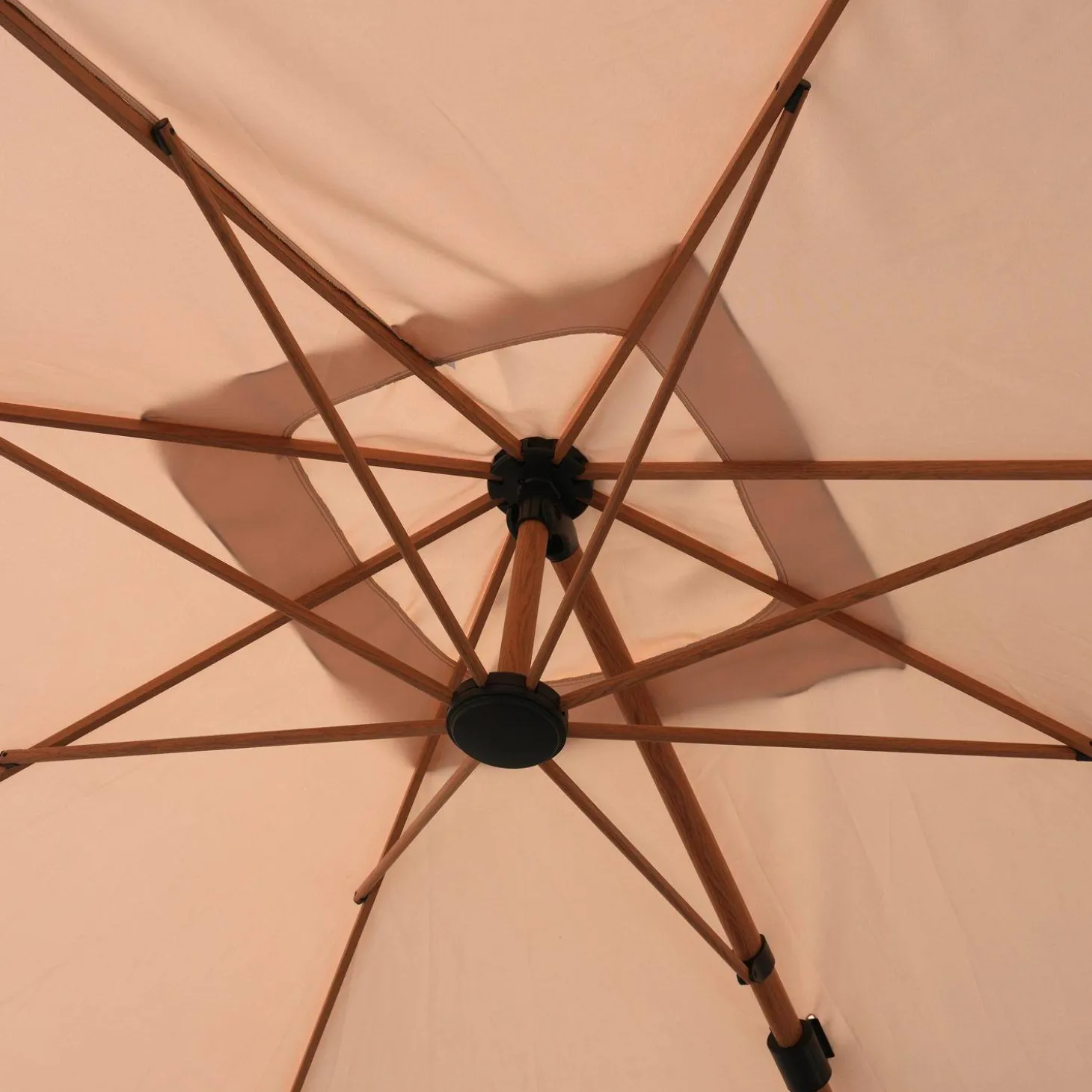 Quadratischer Ampelschirm 3x3 m Mast mit Holz-Optik