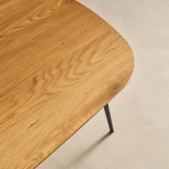 Rechteckiger Couchtisch im Eichenlook mit schwarzen Metallbeinen