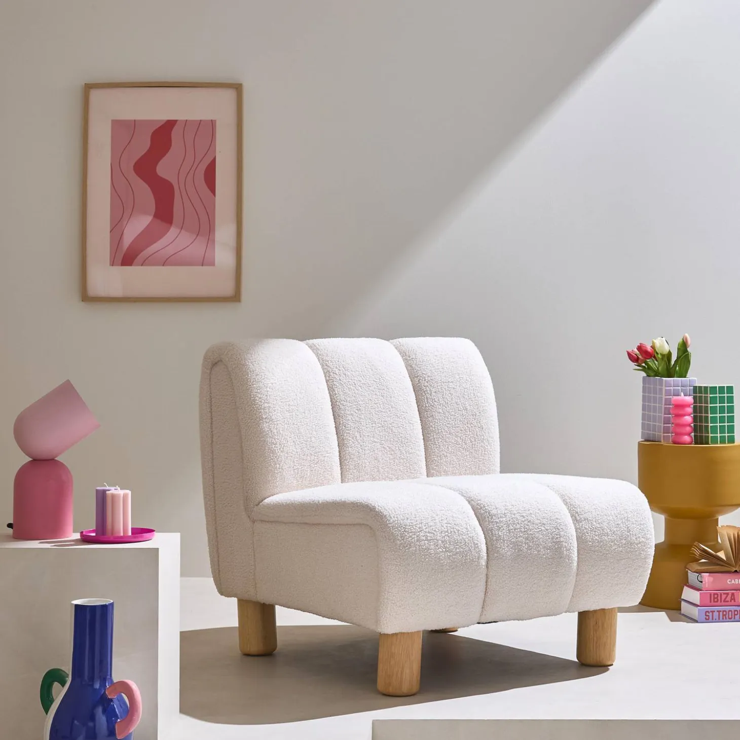 Relaxsessel mit abgerundeten Beinen aus Holz mit Bouclé-Bezug
