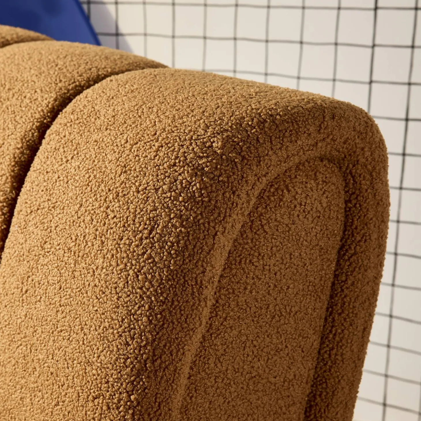 Relaxsessel mit abgerundeten Beinen aus Holz mit Bouclé-Bezug