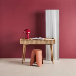 Schreibtisch in Mangoholzoptik mit geriffelten Oberflächen und 2 Schubladen