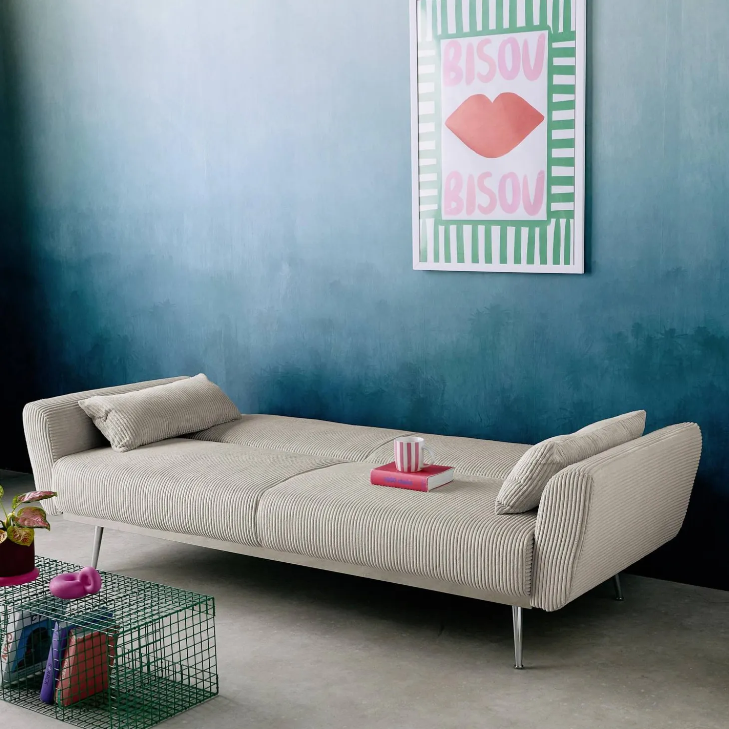 2-3-Sitzer Design-Schlafsofa mit Cordbezug und verchromten Metallfüßen