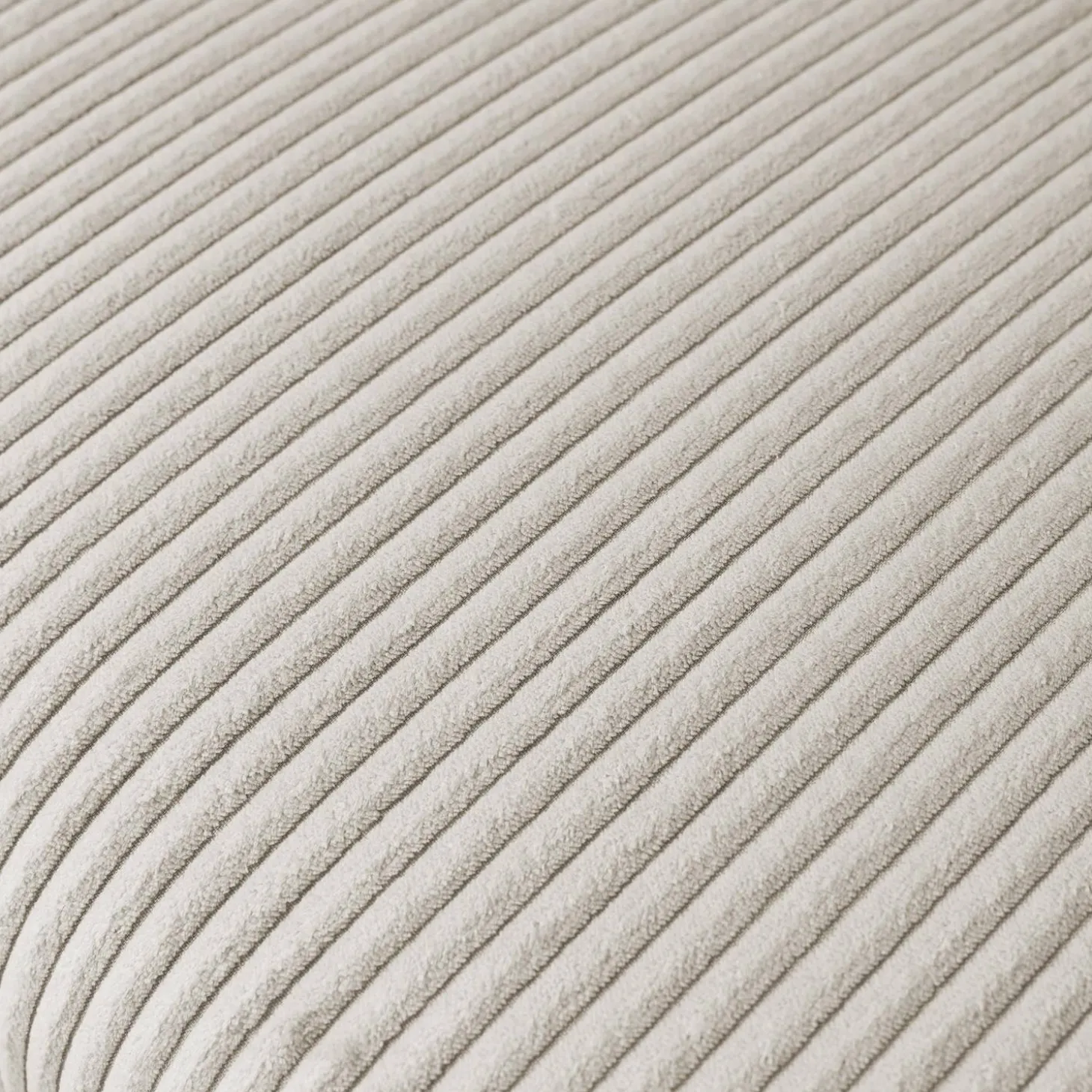 2-3-Sitzer Design-Schlafsofa mit Cordbezug und verchromten Metallfüßen