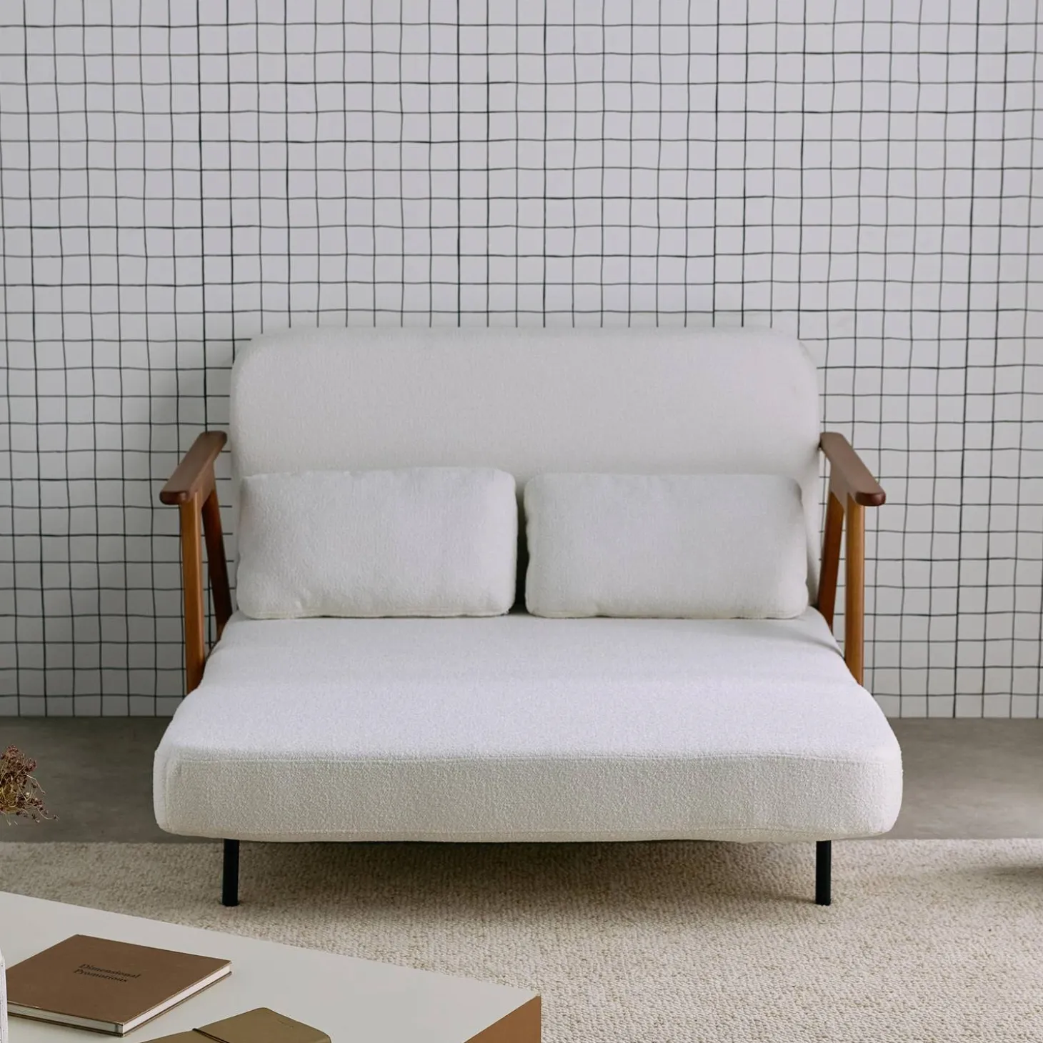 2-Sitzer Schlafsofa aus nussbaumfarbenem Heveaholz mit strukturiertem Bouclé-Bezug