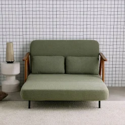 2-Sitzer Schlafsofa aus nussbaumfarbenem Heveaholz mit strukturiertem Bouclé-Bezug