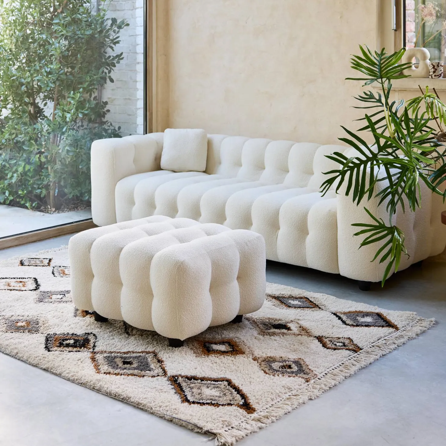 Sitzhocker Fußhocker mit strukturiertem Bouclébezug für 3-Sitzer Sofa Leon