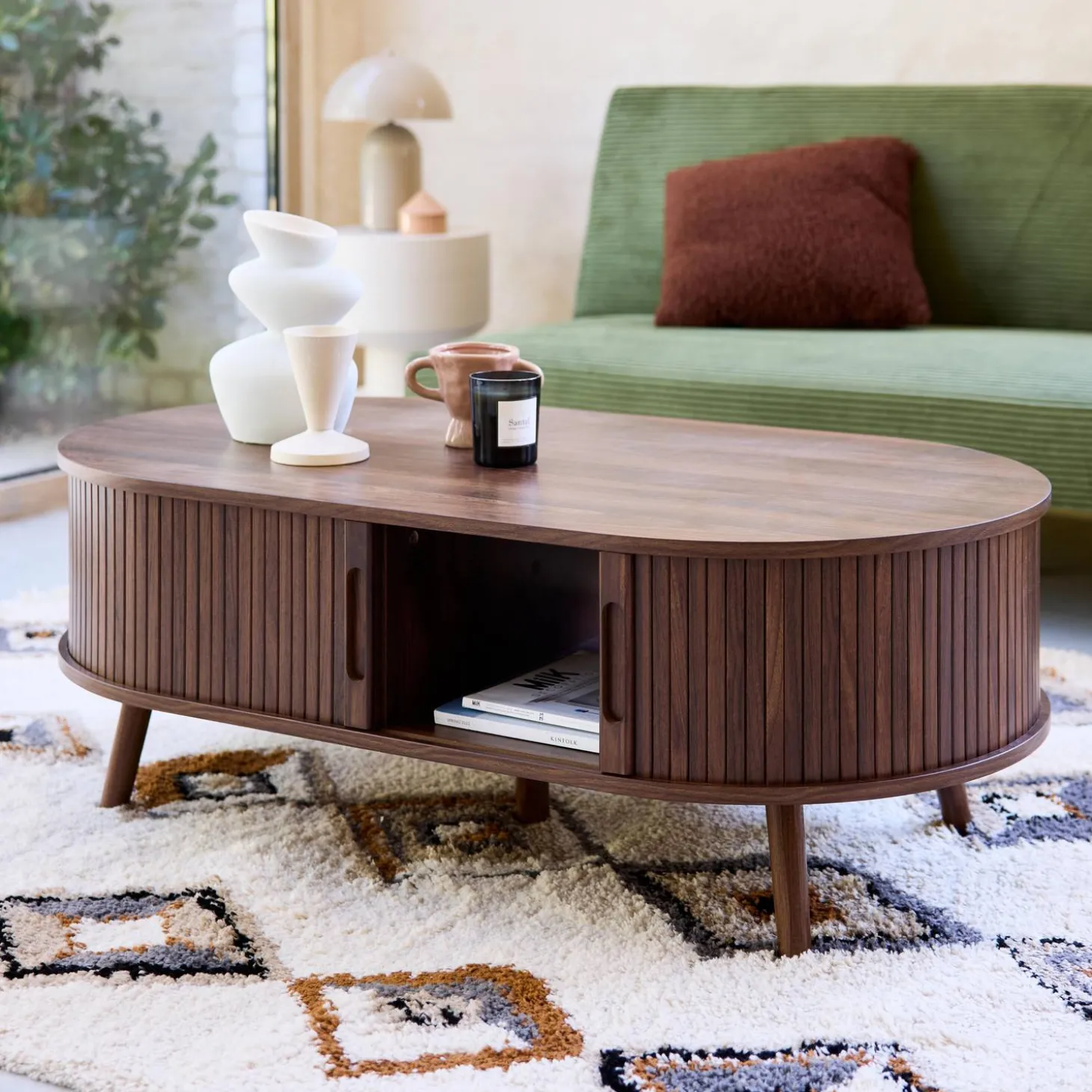 Skandinavischer Couchtisch mit geriffeltm Holzlook und 2 Schiebetüren
