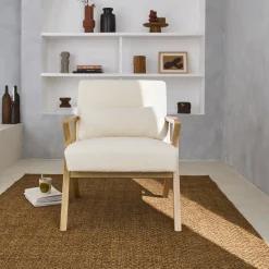 Skandinavischer Sessel aus Hevea-Holz mit Bouclé-Bezug