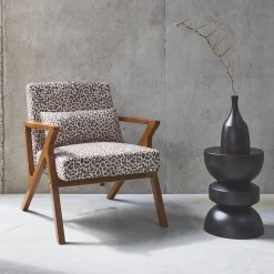 Skandinavischer Sessel aus Hevea-Holz mit Leopardenmuster