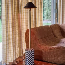 Stehlampe aus Metall mit Schachbrettmuster