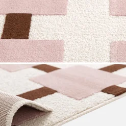 Teppich für den Innenbereich mit rosa und braunem Karomuster