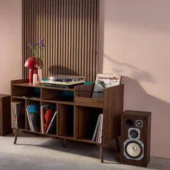 Zweifarbiger Vintage XL Schallplattenschrank mit Holzdekor und farbigem Hintergrund 130cm